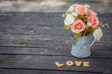 Sürahi ve Ekmek alfabesindeki güller 