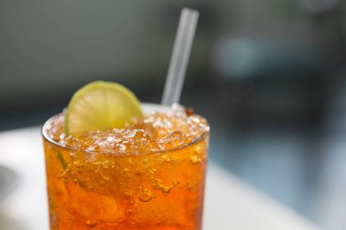 Beyaz masada limon çayı