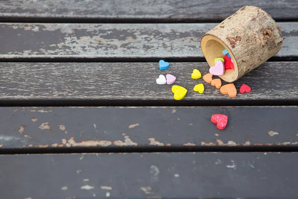 Muchos pequeño corazón colorido en una taza de madera —  Fotos de Stock