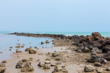Sahilde kayalar ve turkuaz deniz.