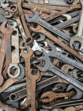 Birçok anahtar paslanmış.