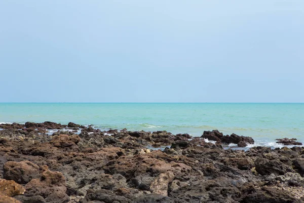 Rocas en la playa y mar turquesa — Foto de Stock
