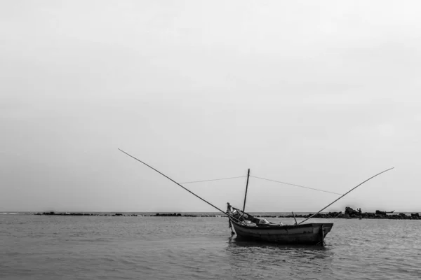 Zwart-wit van Vissersboot op het strand — Stockfoto