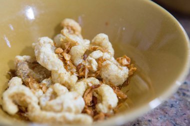 Seramik bir kasede çatırdıyor