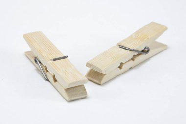 Beyaz arkaplanda tahta mengene