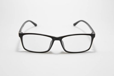 Beyaz arkaplanda siyah gözlük