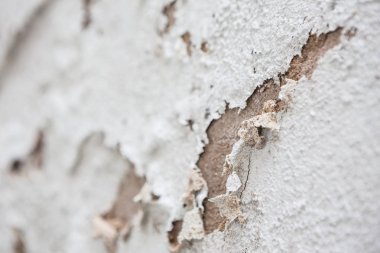 Beyaz beton duvar aşınması 