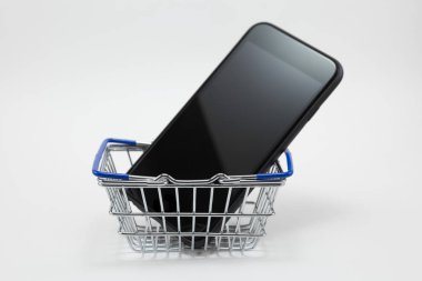 Çelik alışveriş sepetinde akıllı telefon