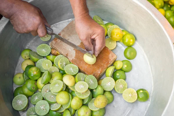 Homem mão segurando faca corte cal — Fotografia de Stock