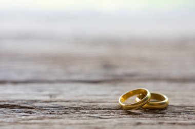 Tahtada iki altın yüzük