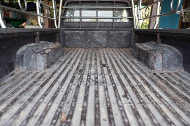 Eski kahverengi kamyonetin arkasında