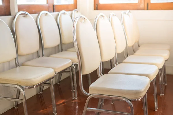 Chaises blanches disposées dans une salle de séminaire — Photo