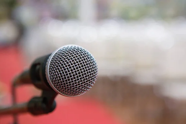 Microphone dans la salle de séminaire — Photo
