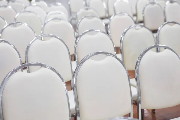 Sillas blancas dispuestas en una sala de seminarios — Foto de Stock