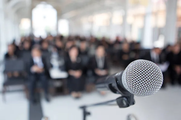 Cenaze kürsüsündeki mikrofonlar.