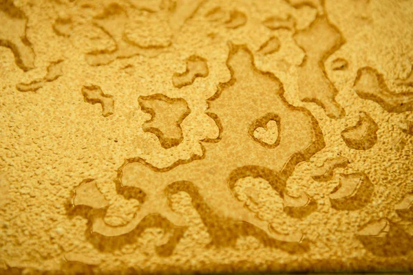 Krople wody na powierzchni żółty — Zdjęcie stockowe