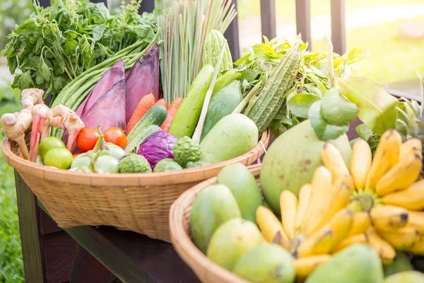 Frutas e legumes tailandeses na cesta — Fotografia de Stock