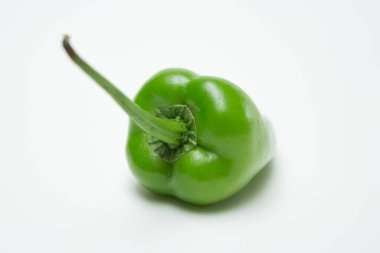 Beyaz arkaplanda kırmızı biberi kapat