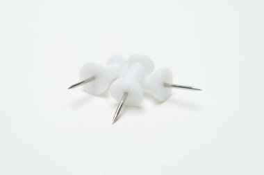 Beyaz arkaplanda beyaz pimi kapat