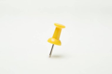 Beyaz arkaplanda sarı pimi kapat