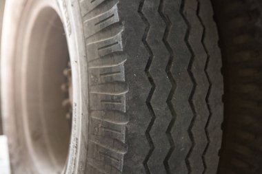 Tekerlek dokusu arkaplanındaki ayak izleri