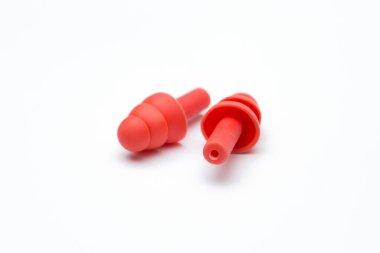 Beyaz arkaplanda kırmızı kulak tıkacı izole edildi