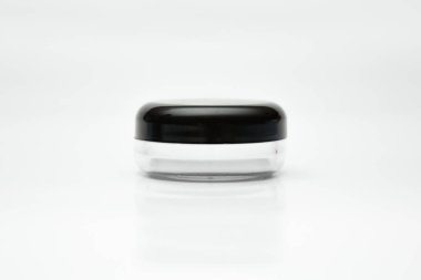 Beyaz arka planda ilaç kutusuna izole edilmiş