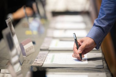 Katılımcılar seminer odasına girmeden önce kayıt yaptırıyorlar