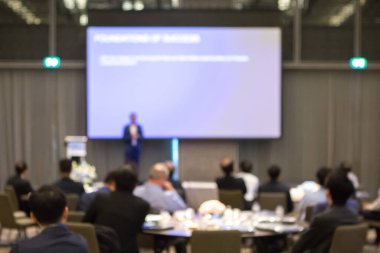 Bulanık insanlar seminer odasında dersler dinliyorlar.