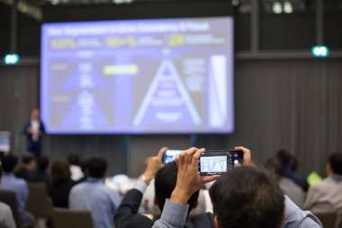 Katılımcılar seminer odasında akıllı telefon fotoğrafçılığı kullanıyorlar