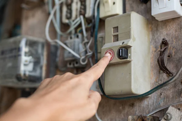 El eski şalteri tutuyor.