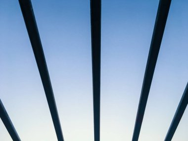 Mavi arkaplanda siluet demir parmaklıklar