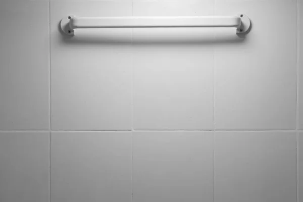 Ruhaszárító Fehér Csempe Falán Fürdőszobában — Stock Fotó
