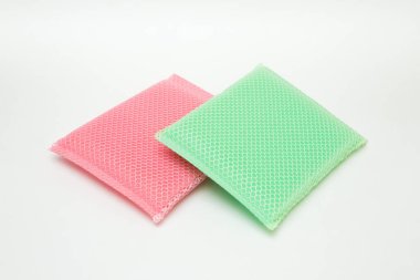 Beyaz arkaplanda bulaşık süngeri izole edilmiş.