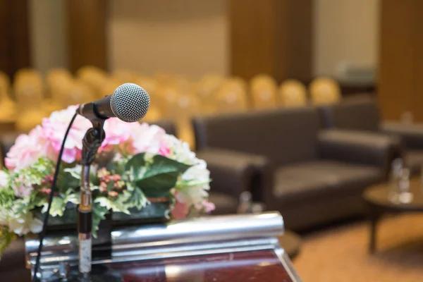 Microphone Sur Podium Dans Salle Séminaire — Photo