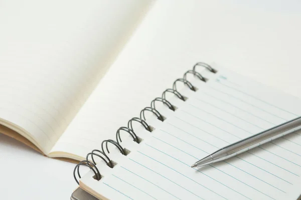 ペンの選択的焦点 白い背景のノートブック — ストック写真