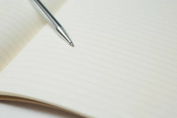 Pen的选择性焦点 白色背景的笔记本 — 图库照片