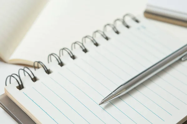 Pen的选择性焦点 白色背景的笔记本 — 图库照片