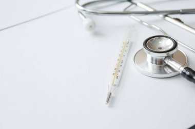 Stetoskop, Termometre, Belge Tahtası, Not Defteri, Beyaz arkaplan üzerine Kalem ve Boşluğu Kopyala