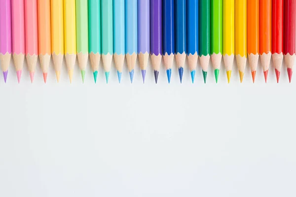 Padrão Colorido Muitos Lápis Coloridos Fundo Branco Espaço Cópia — Fotografia de Stock