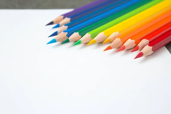 Padrão Colorido Muitos Lápis Coloridos Fundo Papel Branco Espaço Cópia — Fotografia de Stock