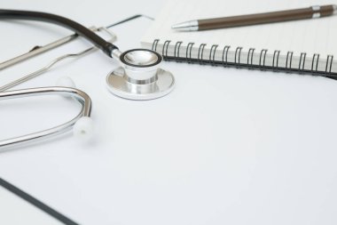 Stethoscope, Belge Tahtası, Not Defteri, Beyaz arkaplan üzerine Kalem ve Boşluğu Kopyala