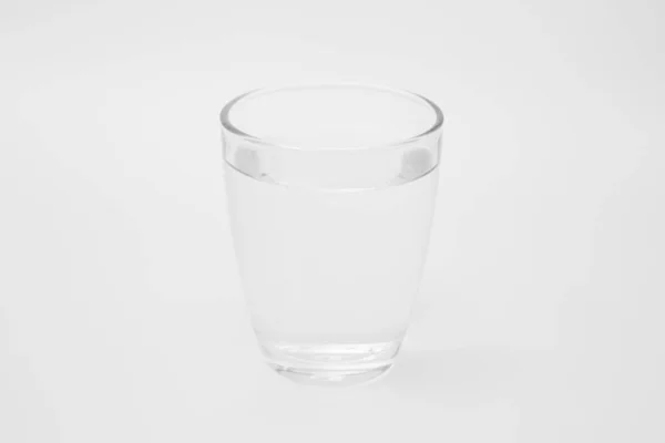 Schoon Water Een Glas Een Witte Achtergrond — Stockfoto