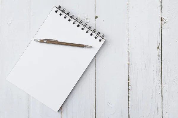 Κάτοψη Του Στυλό Και Σημειωματάριο Λευκό Ξύλινο Τραπέζι Και Αντίγραφο — Φωτογραφία Αρχείου