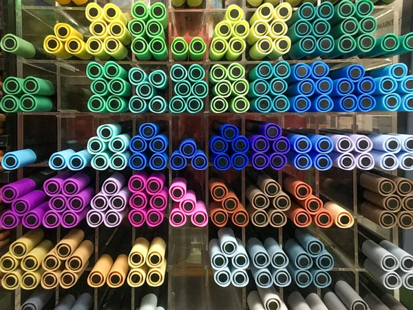 Kolorowy Wzór Wielu Markerów Półkach Sklepie Papierniczym — Zdjęcie stockowe