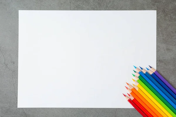 Modèle Crayons Colorés Beaucoup Couleurs Sur Fond Papier Blanc Espace — Photo
