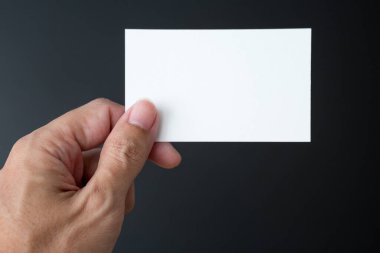 Siyah bir arkaplanda el ele tutuşan kartvizit