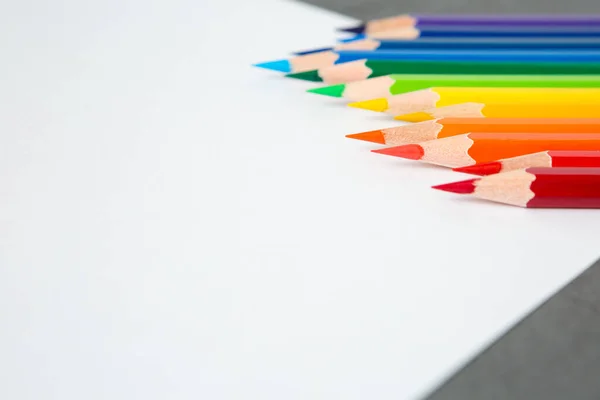 Padrão Colorido Muitos Lápis Coloridos Fundo Papel Branco Espaço Cópia — Fotografia de Stock