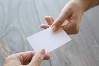 Ahşap bir arka planda el ele tutuşma kartı