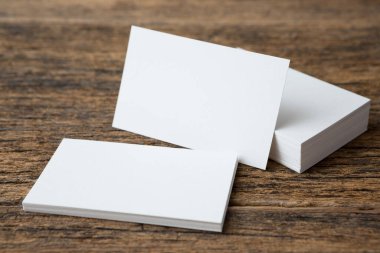 Tahta arkaplanda kartvizit yığını ve boşluk kopyala